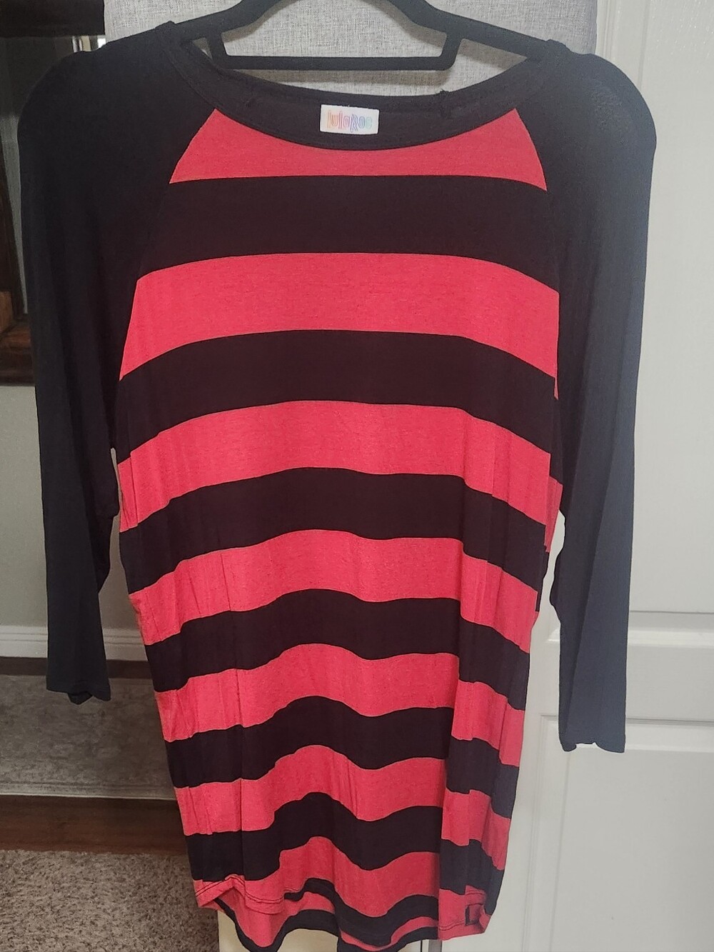 LuLaRoe Randy Tee Black Red Striped 3/4 Raglan Sleeve M NWOT